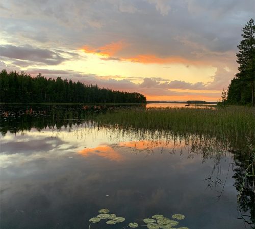 Auringonlasku Kutemajärven Alajoenlahdella. Kuva: Henna Siponen.